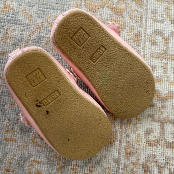 Kids, H&M patent, baby pink, Mary Janes, with button snap - Picture 3 of 3